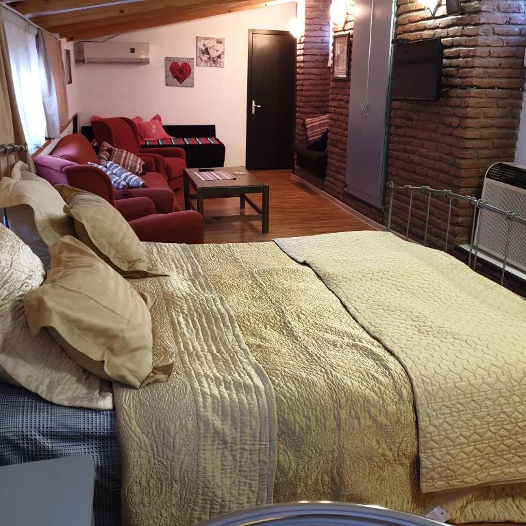 Bright Cozy Apartment Tbilisi Best Location room 4